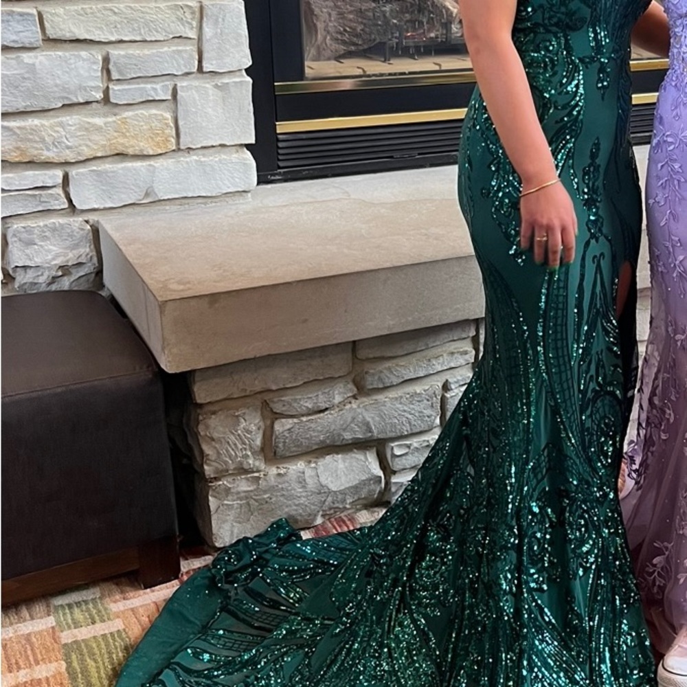 Beautiful emerald green sequin dress with train. - Picture 6 of 7